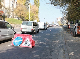 До кінця місяця будівельники відремонтують підпірні стінки по вулиці Київській