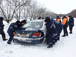 Минулої доби на Вінниччині рятувальники двічі діставали зі снігових наметів автомобілі