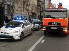 Петр Порошенко подписал закон, разрешающий полиции эвакуировать припаркованные авто, которые мешают движению транспорта